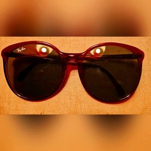 VINTAGE RED CAT EYE RAY-BANS!